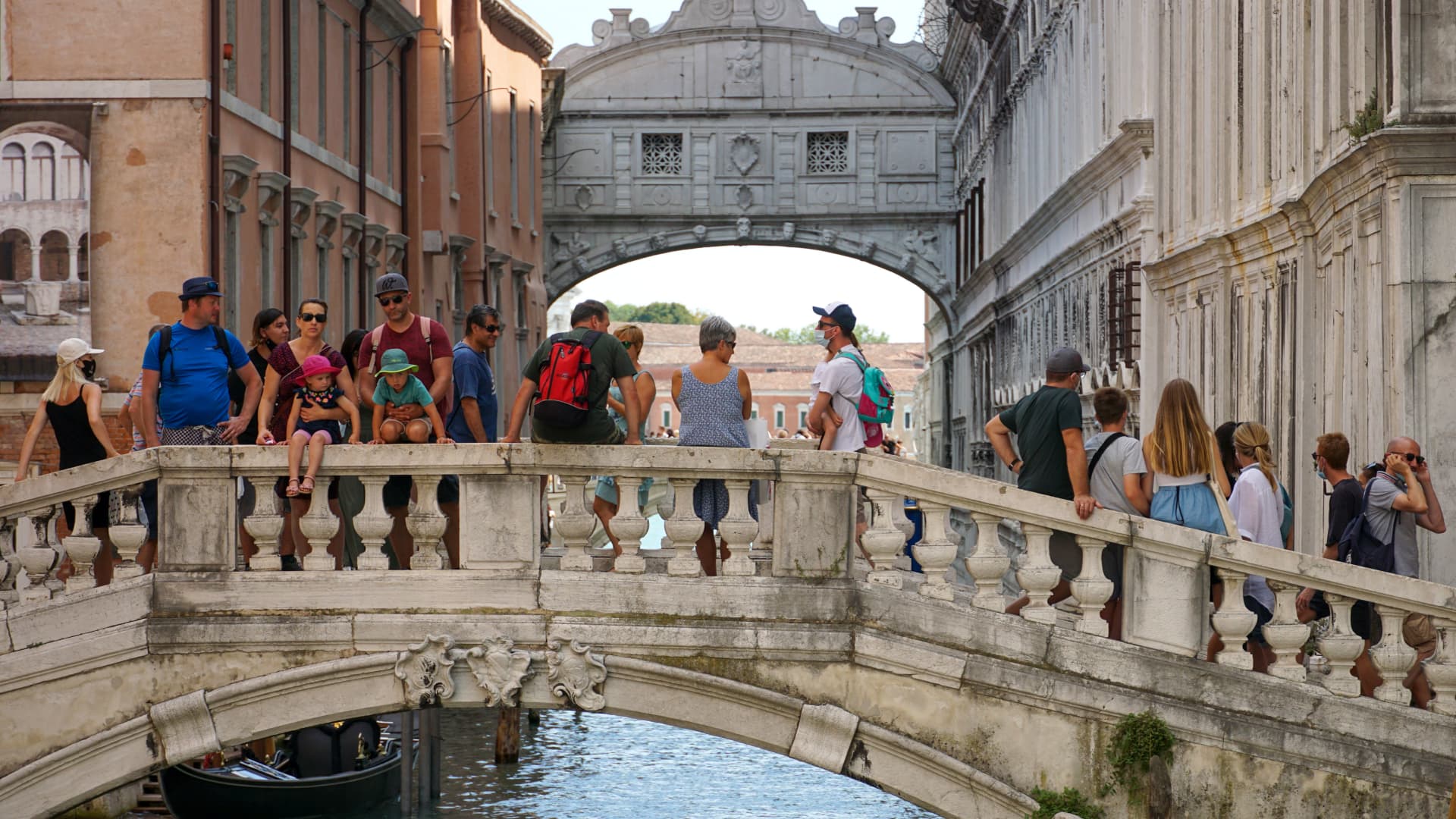 International tourism to the U.S. slumps, but Americans can't stop traveling overseas