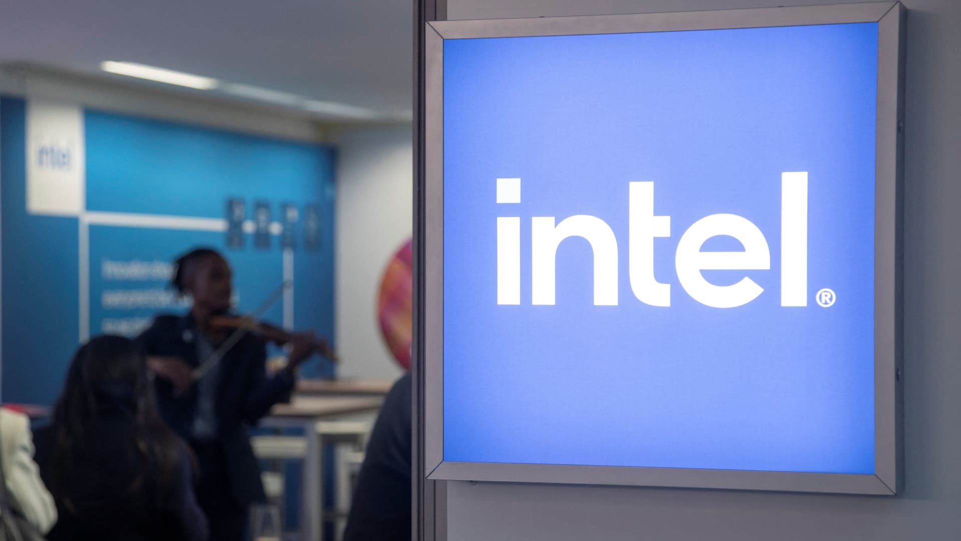 Intel to sell majority stake in Altera for $4.46 billion to fund revival effort