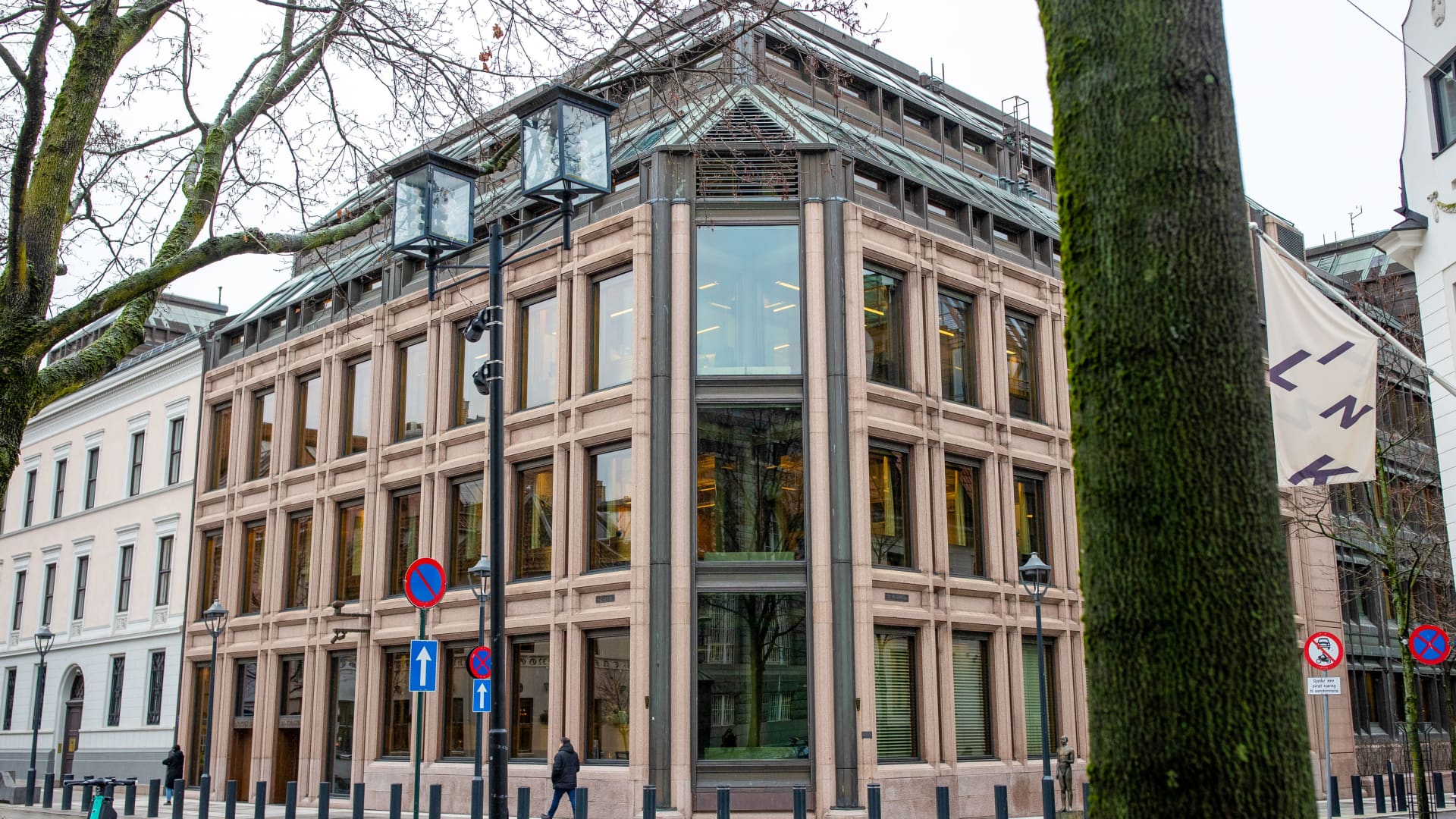 World’s largest sovereign wealth fund reports $40 billion loss in first quarter on tech downturn