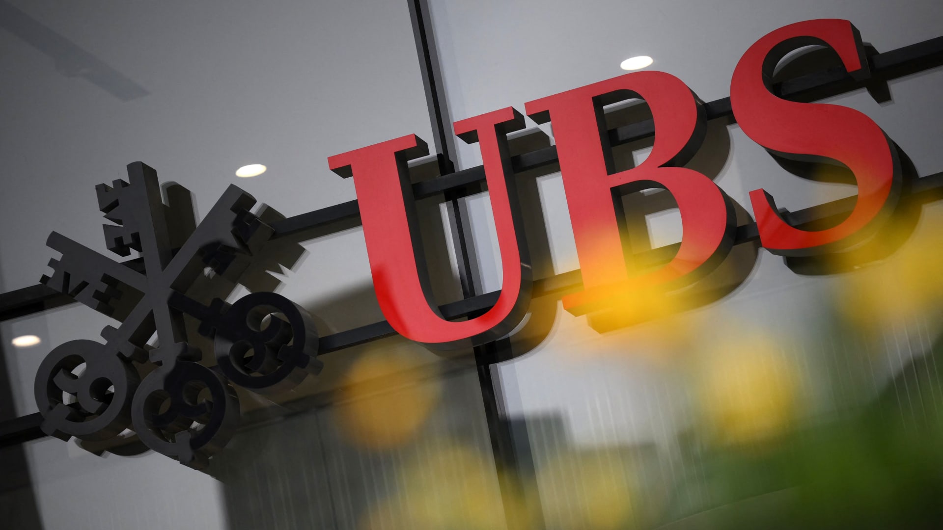 Swiss giant UBS beats expectations with $1.69 billion profit in first quarter