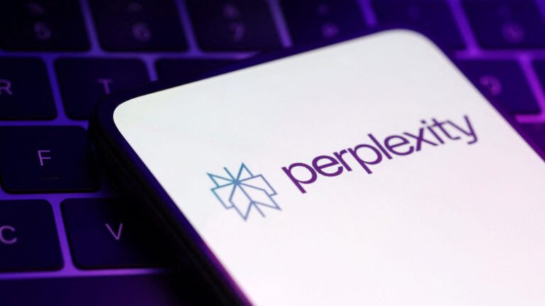 Perplexity AI enters the smartphone market with Motorola partnership