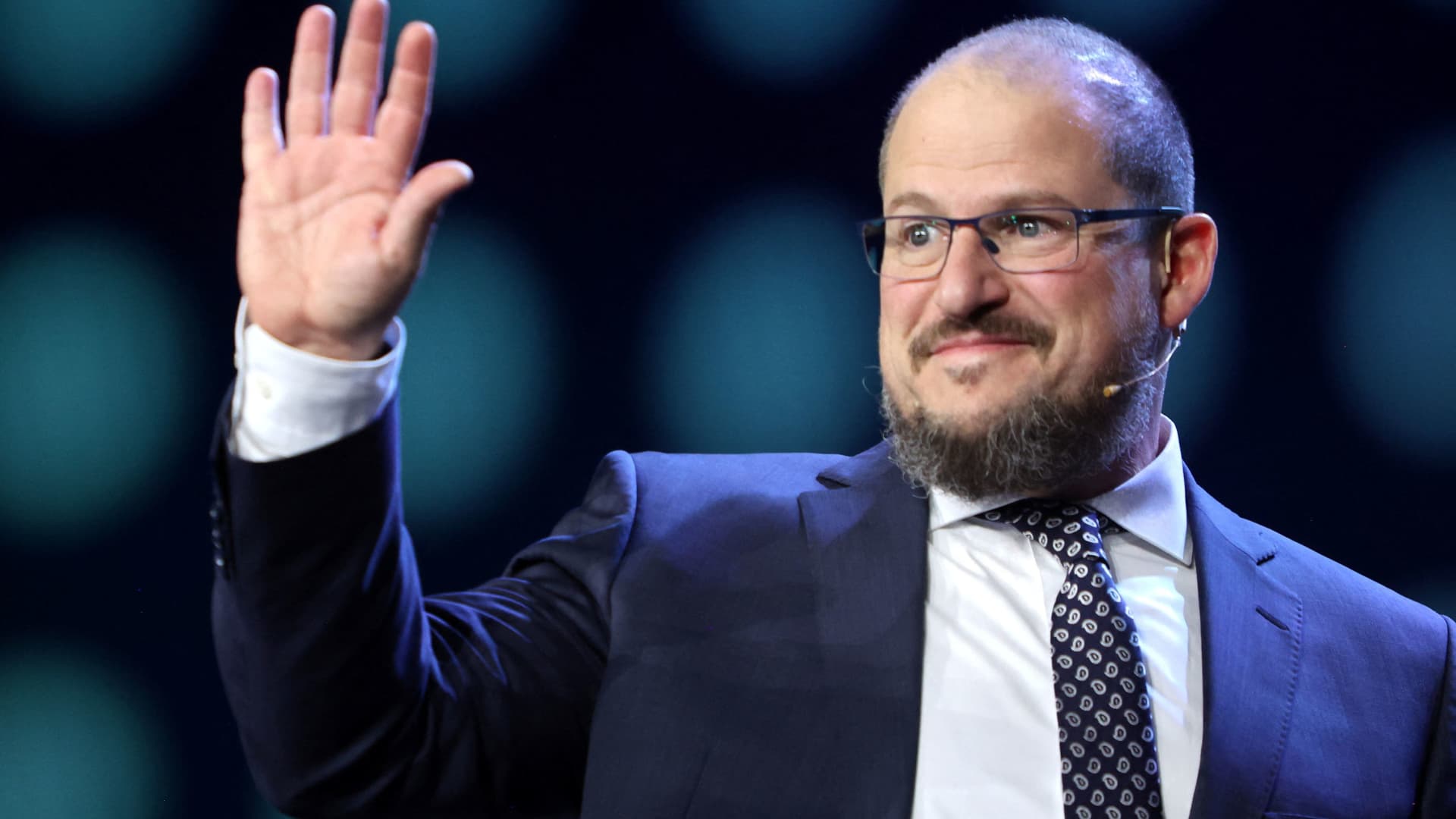 Qualcomm tops estimates but gives light revenue forecast