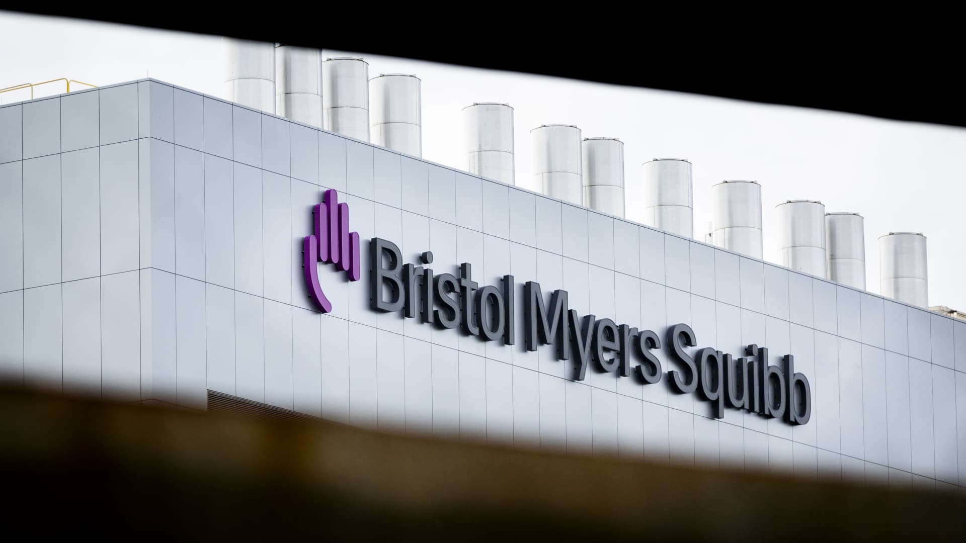 Bristol Myers Squibb tops quarterly estimates, hikes outlook as drugmaker braces for tariffs