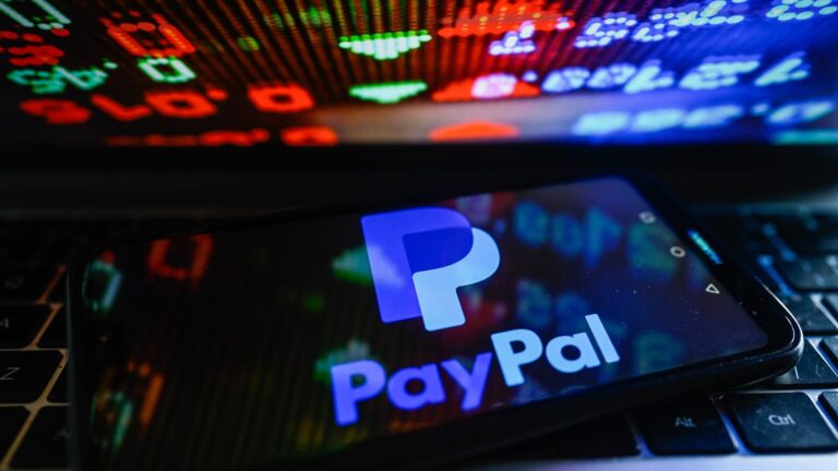 Coinbase ends PayPal stablecoin fee as payment race heats up