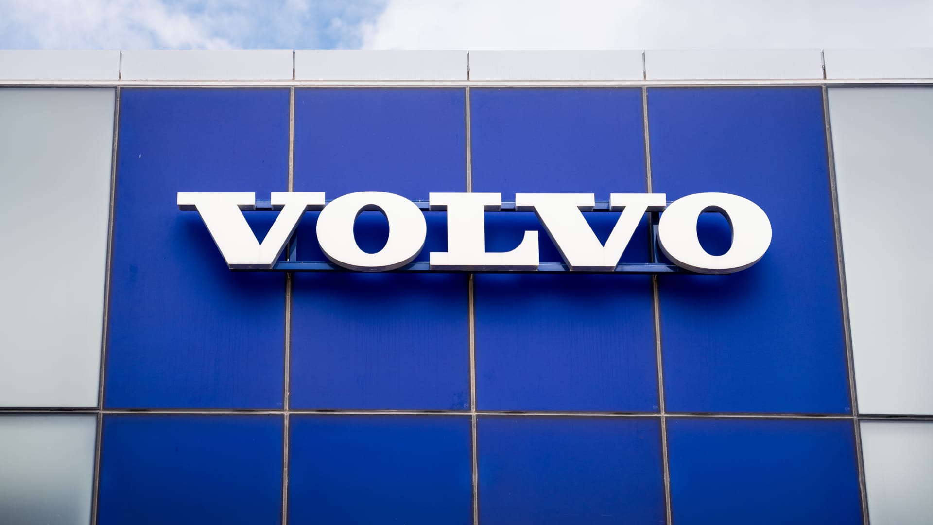 Volvo to cut up to 800 US jobs as Trump's tariffs bite