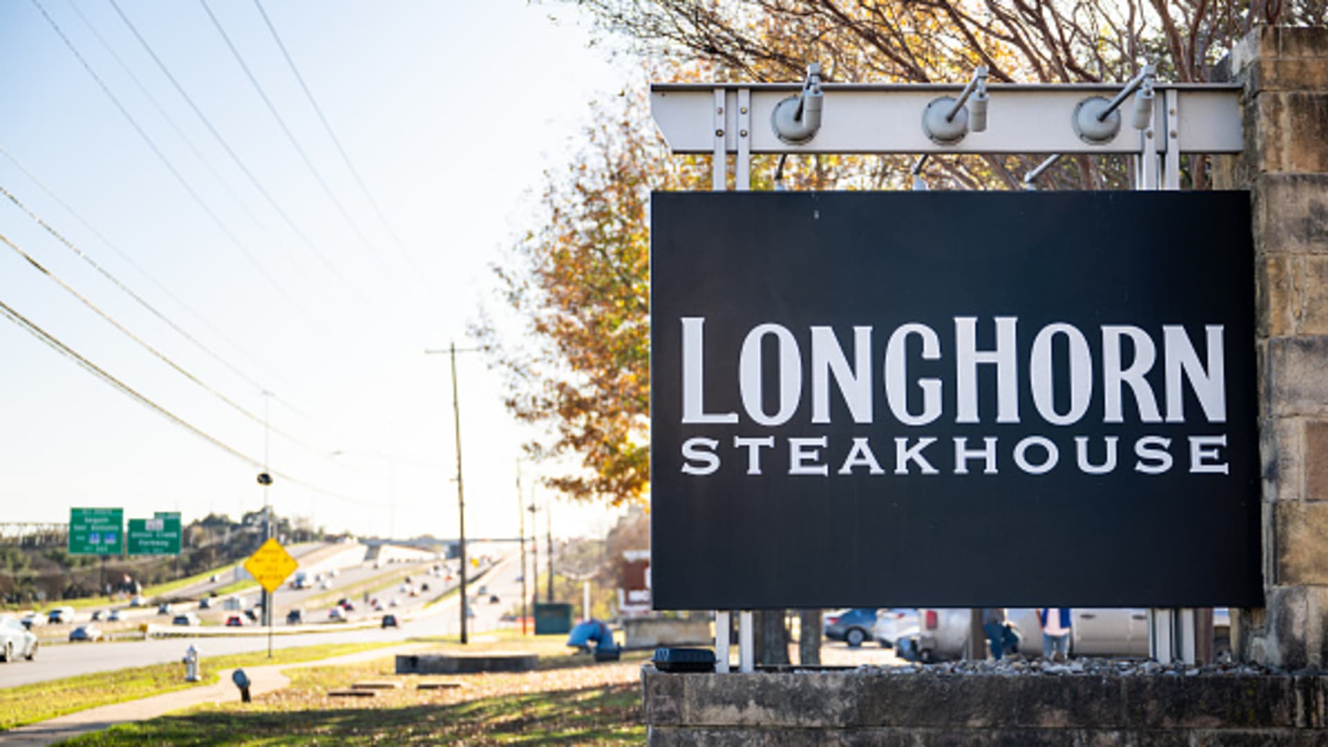 Americans are flocking to Texas Roadhouse and LongHorn Steakhouse. Here's why