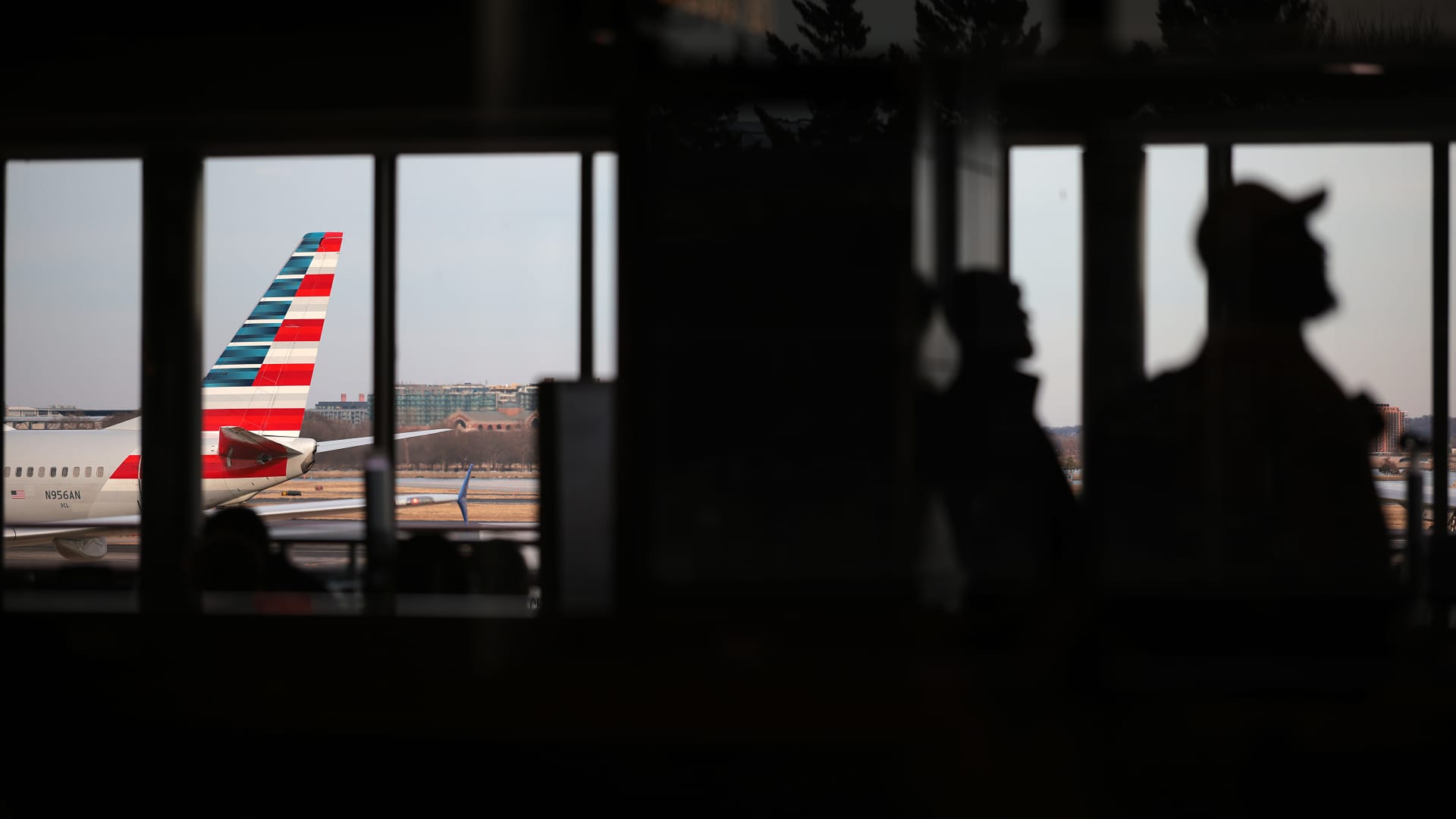 Plane with 5 House members clipped by aircraft on taxiway at Reagan National Airport near D.C.