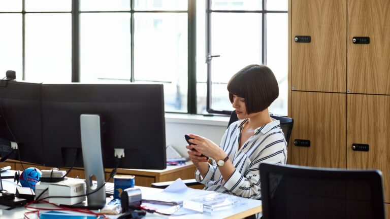 Why cable companies like Comcast and Charter are leaning into mobile service
