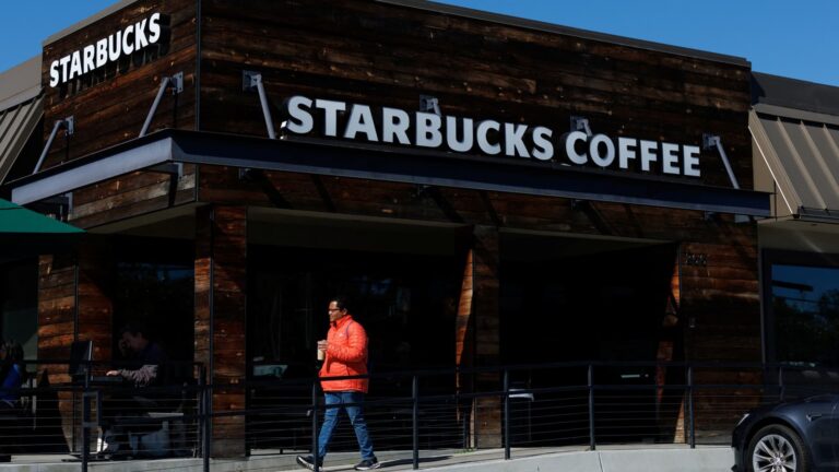 Restaurant stocks fall as investors fear recession, sales slowdown