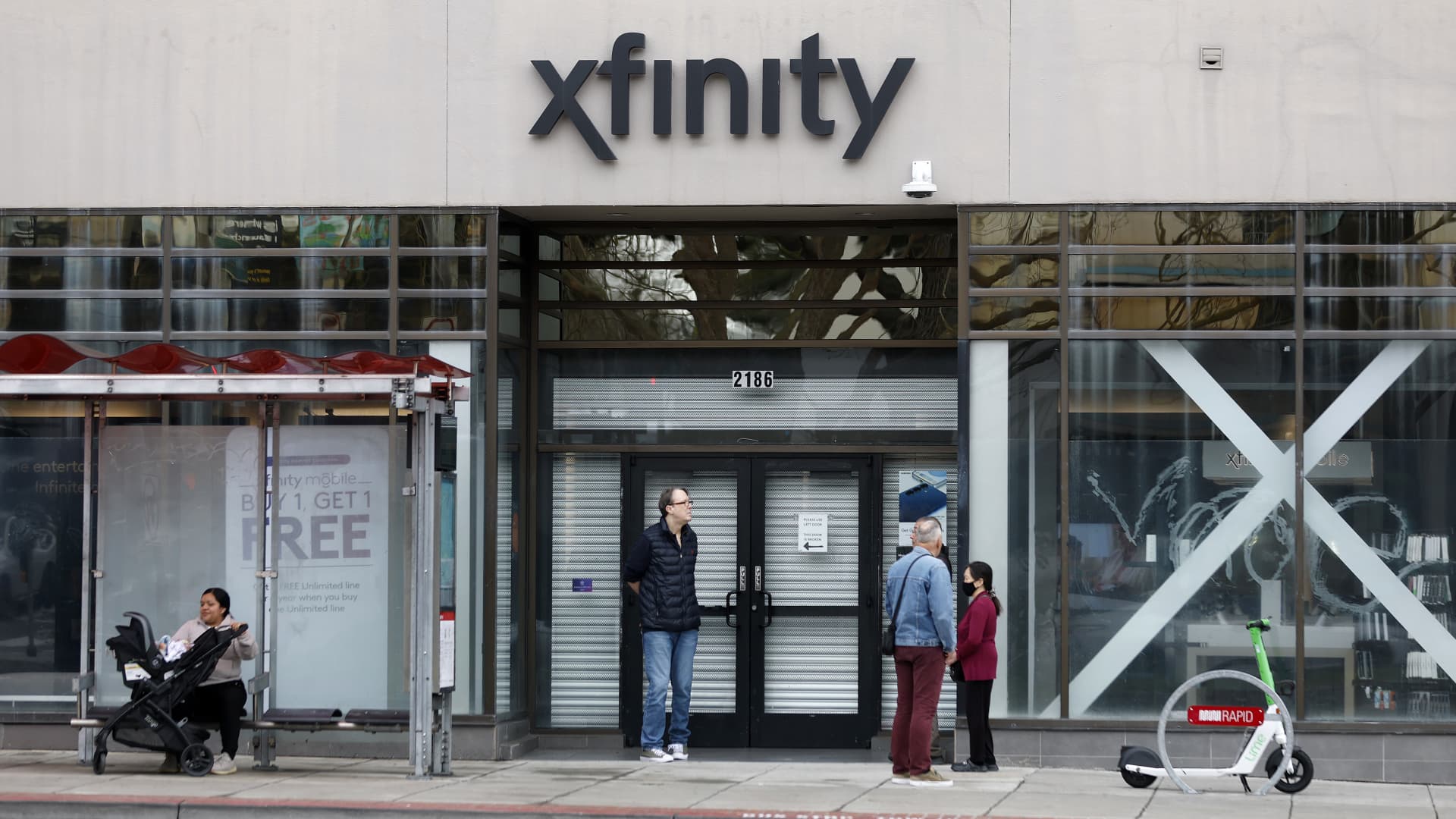 Comcast beats first-quarter earnings estimates despite losing broadband customers