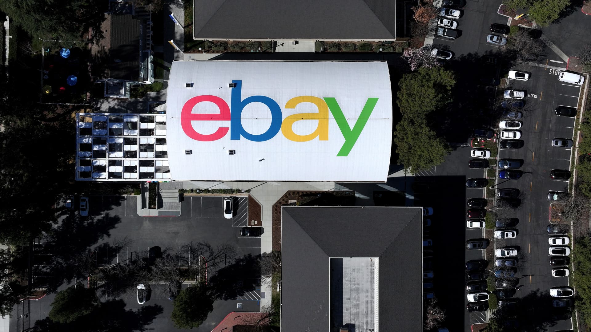 This forgotten tech stock is outperforming and appears ready to break out, according to the charts