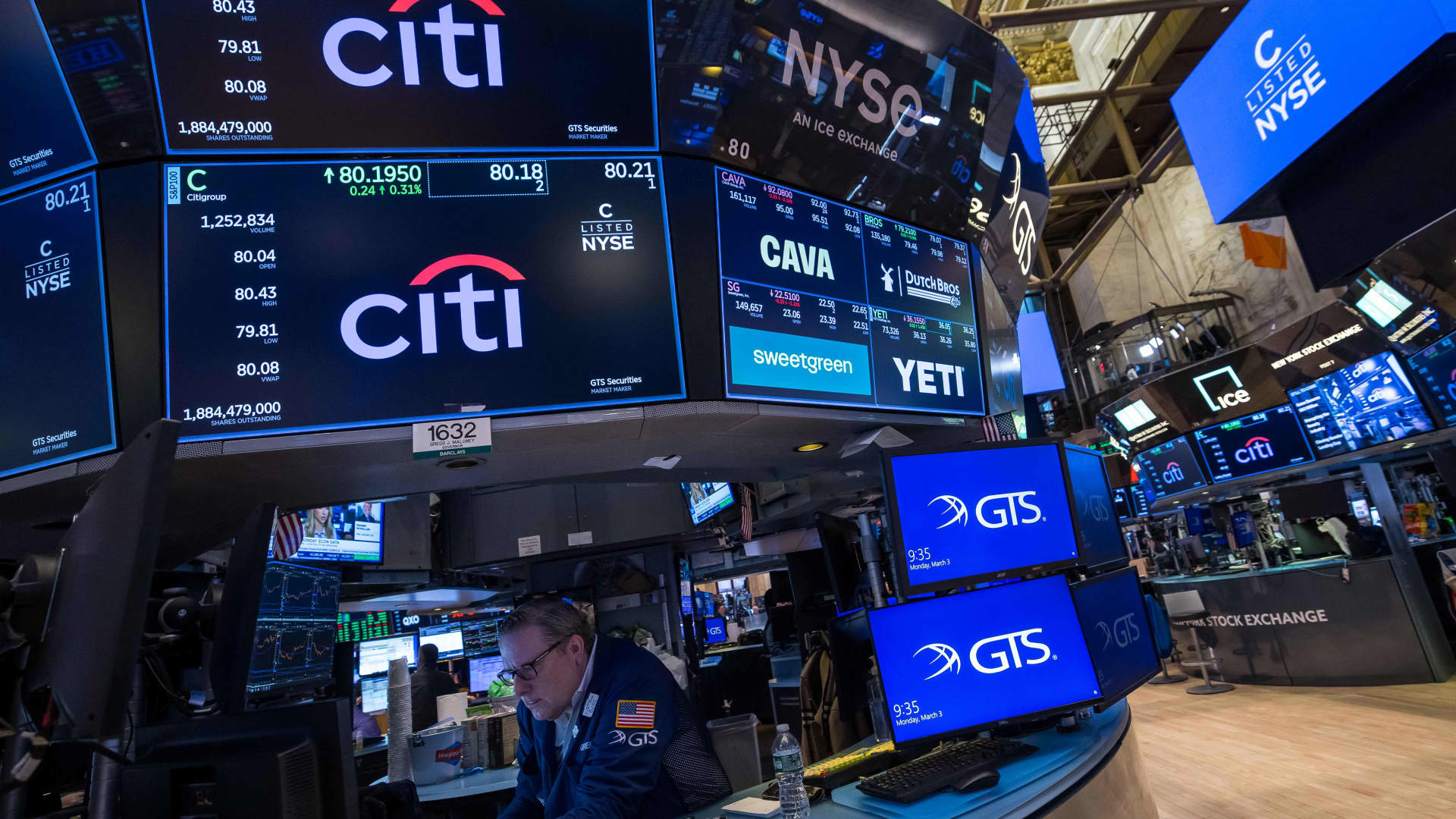 Dividend stocks can cushion portfolios during volatility. These names are loved by Wall Street