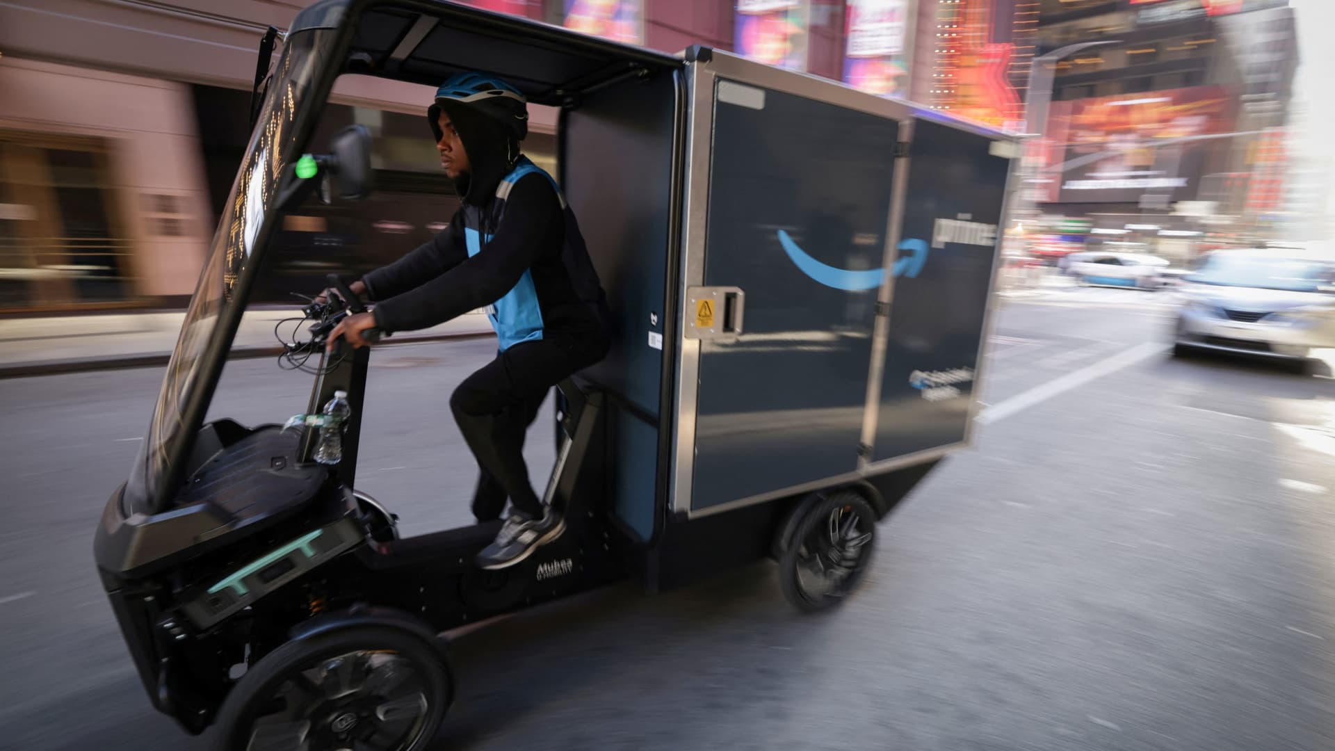 Raymond James downgrades this 'Magnificent Seven' stock on near-term pressures