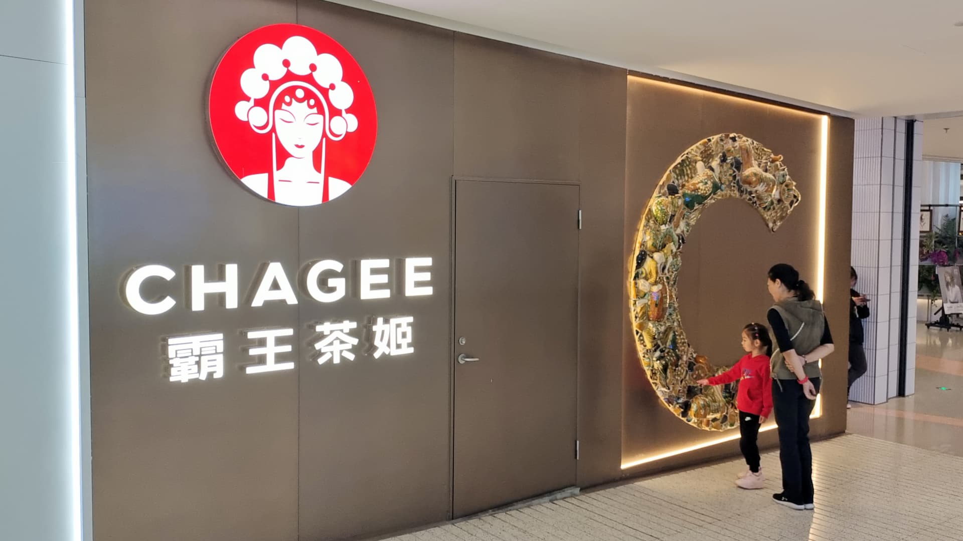 Chinese tea chain Chagee climbs 15% in stock market debut