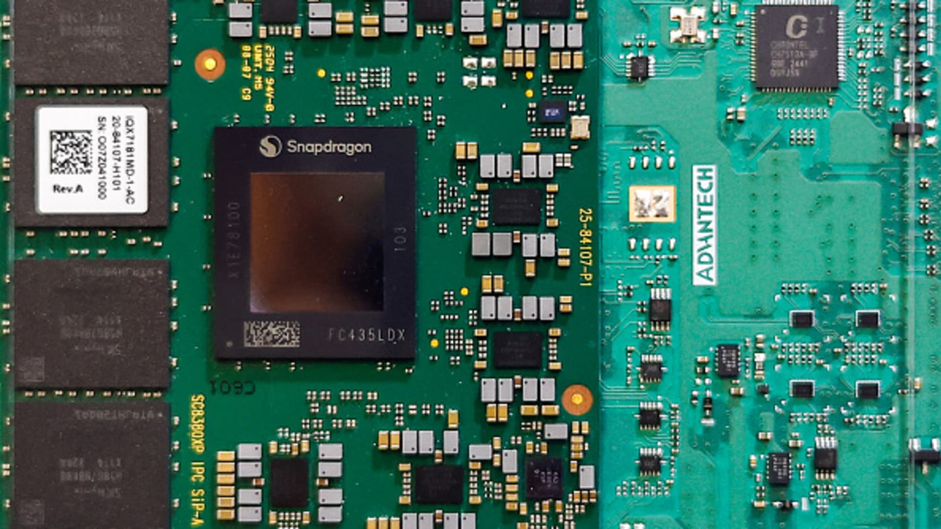 U.S. issues export licensing requirements for Nvidia, AMD chips to China