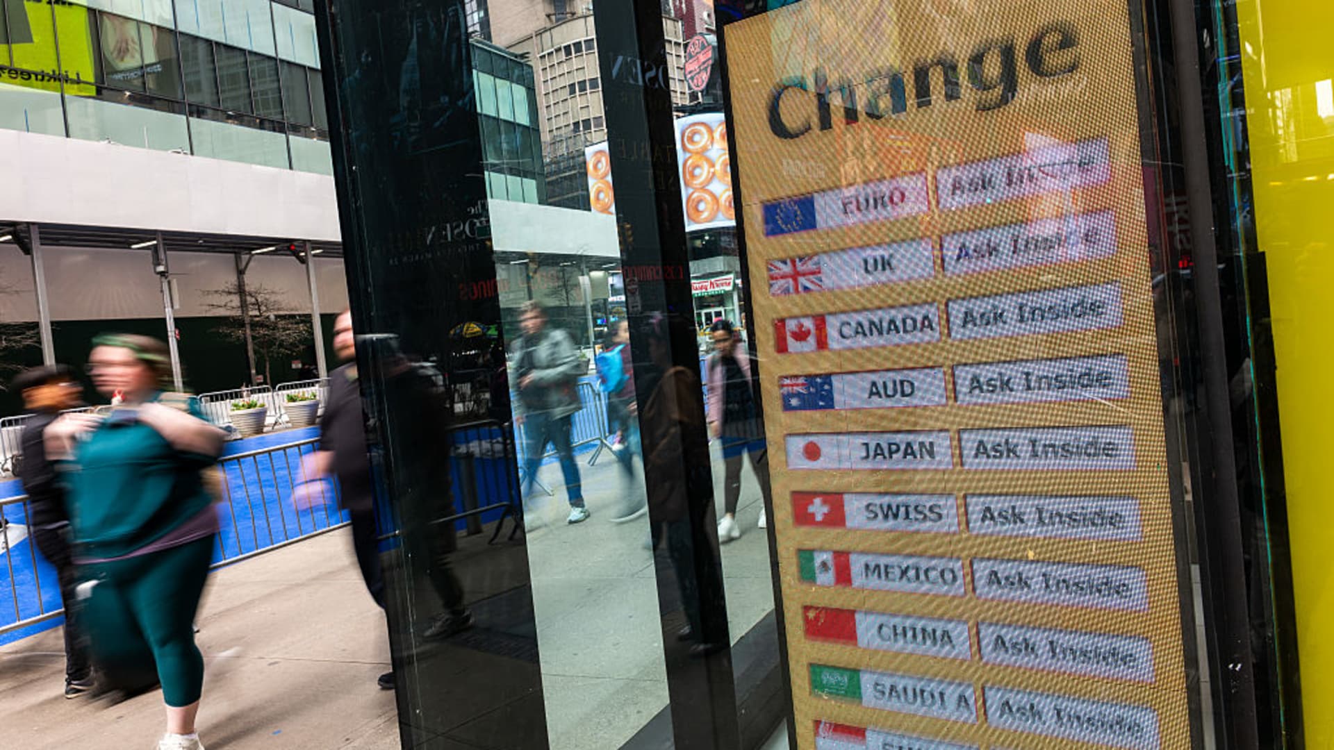 Investors are turning bearish on the U.S. dollar as Trump tariffs loom