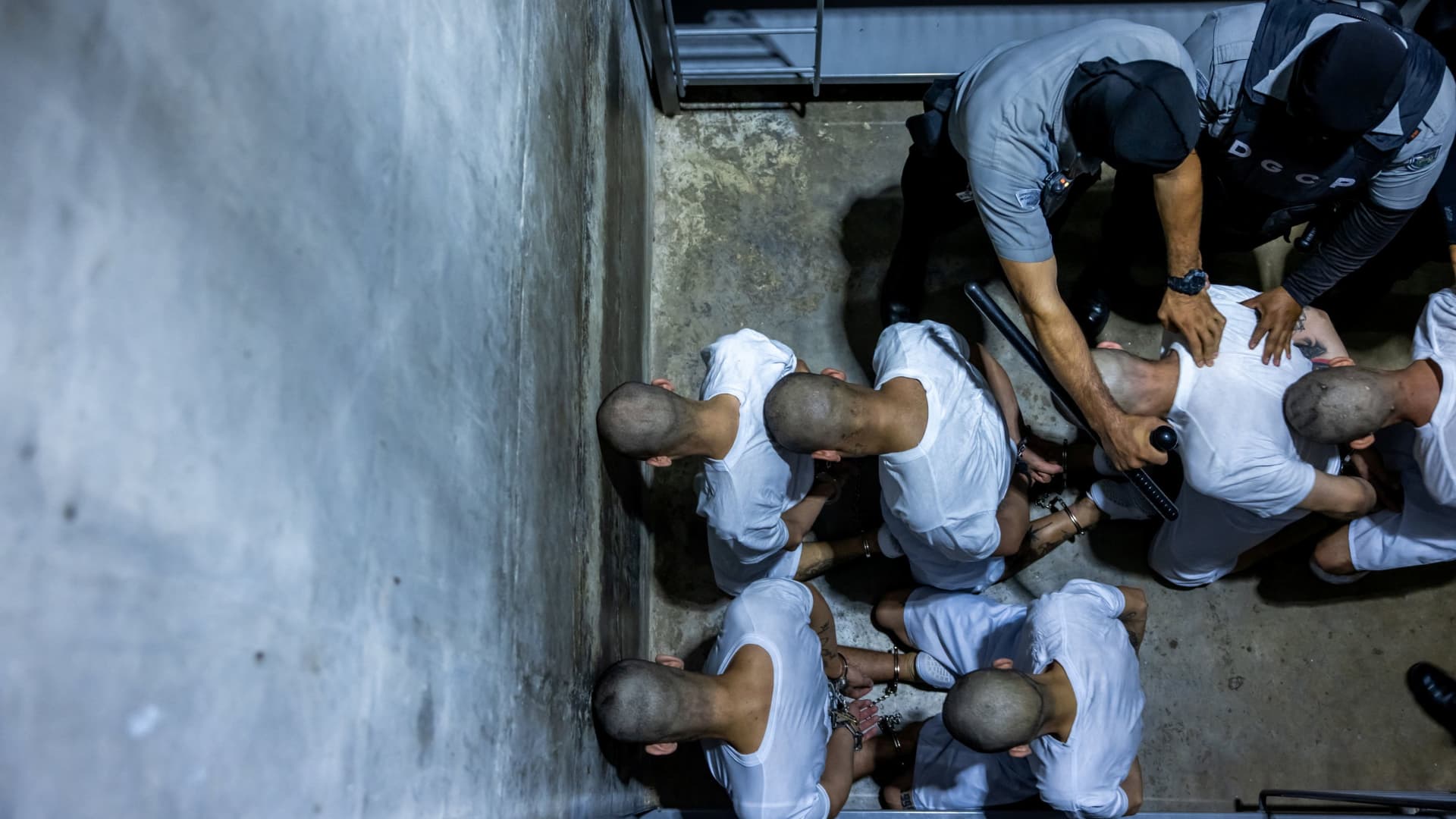 Chief Justice Roberts pauses deadline for return of Maryland man mistakenly deported to El Salvador