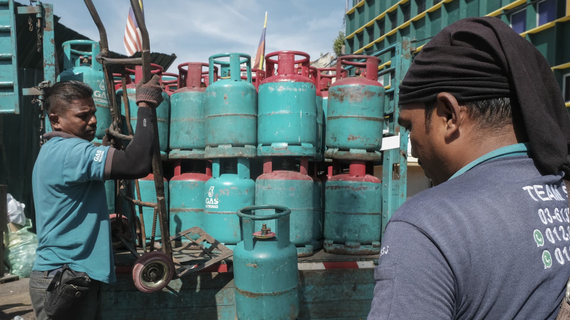 Huge fire at Petronas gas pipeline in Malaysia injures 33