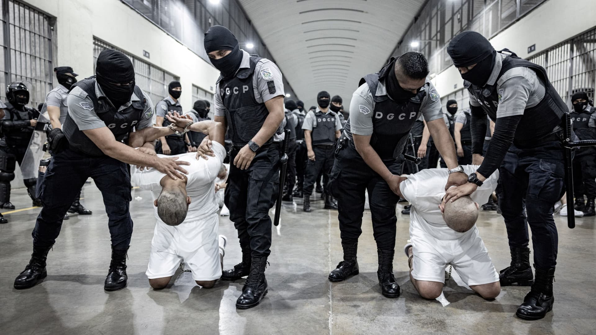 Supreme Court gives boost to Trump administration's deportation plans under Alien Enemies Act