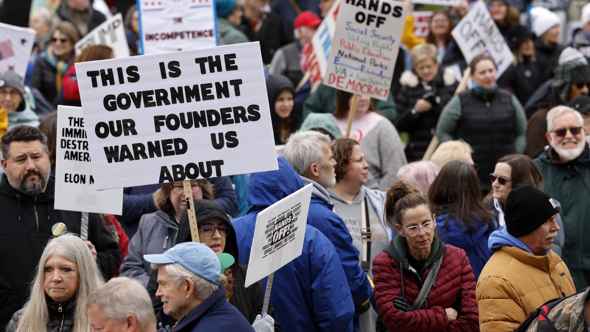 Protesters tee off against Trump and Musk in “Hands Off!” rallies across the U.S.