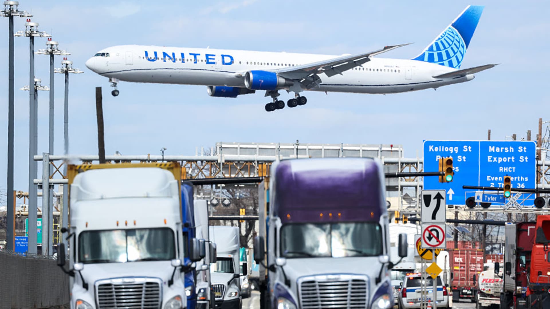 United Airlines gives two 2025 profit outlooks, calling economy 'impossible' to predict