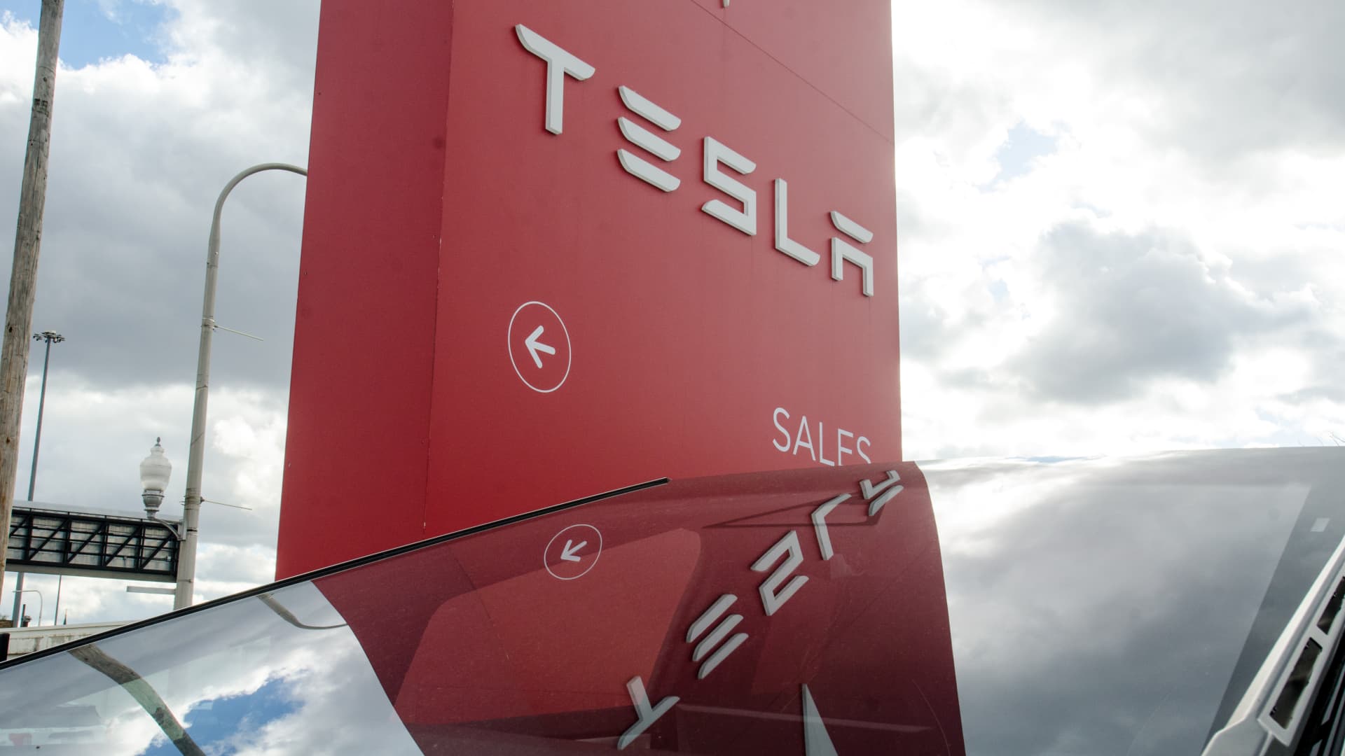 Tesla speeds up odometers to avoid warranty repairs, U.S. lawsuit claims