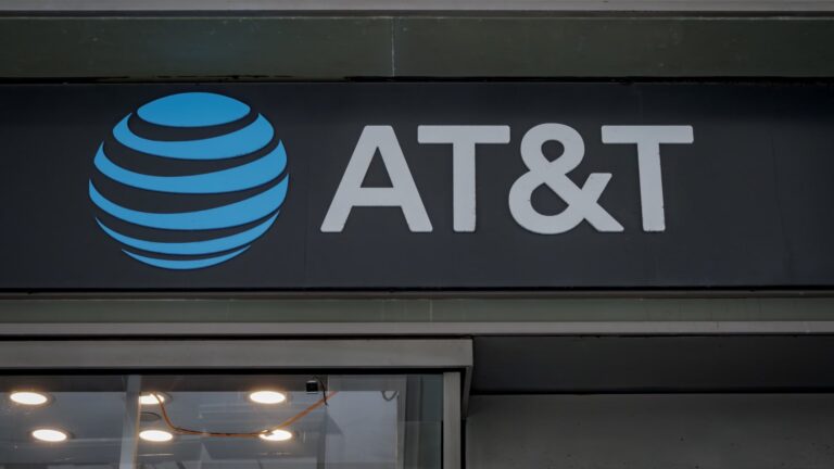 Wall Street is in love with this safe haven, dividend play and sees big returns this year