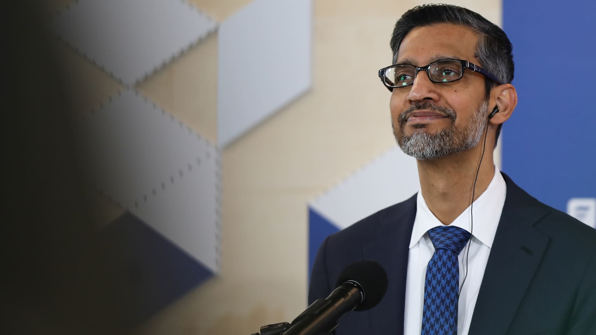 Alphabet expects 'slight headwind' to ads business this year, executives say