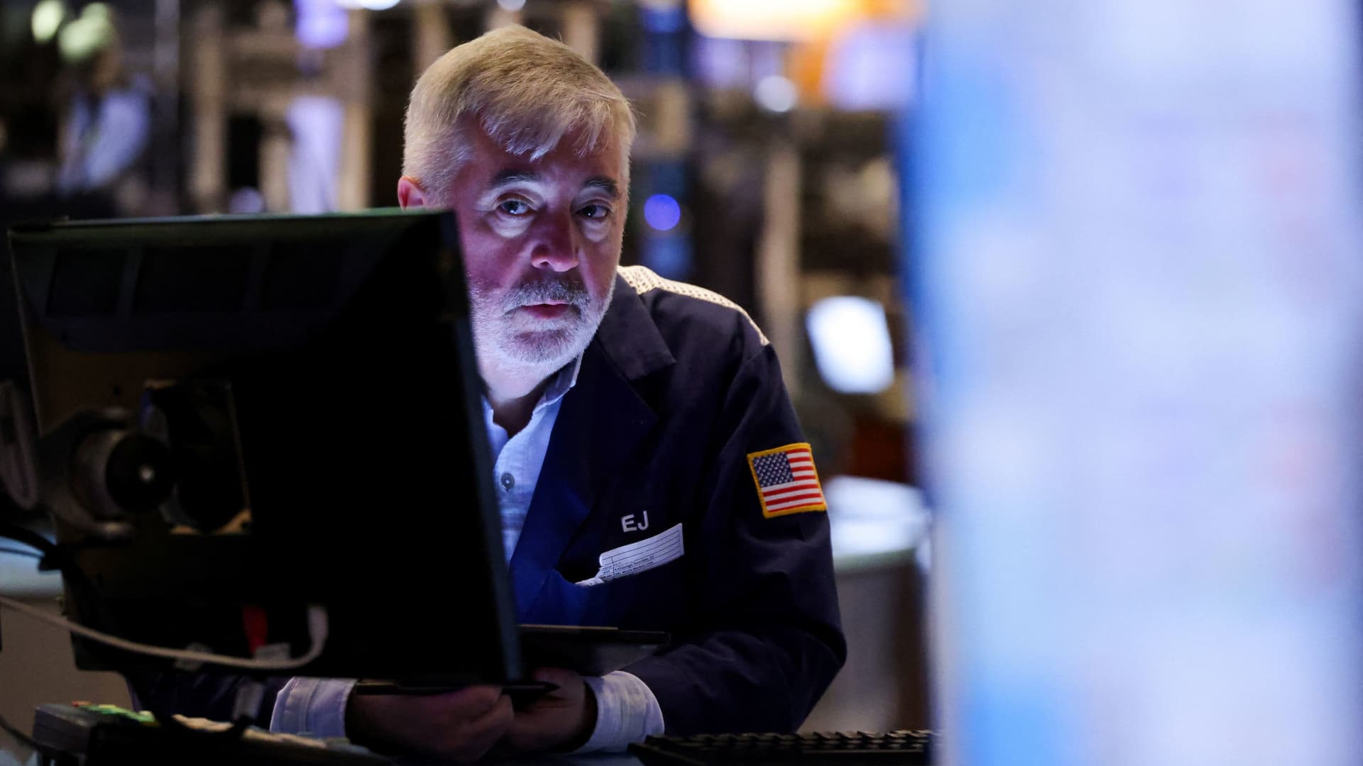 This stock is gaining momentum, while the rest of the market struggles, according to the charts