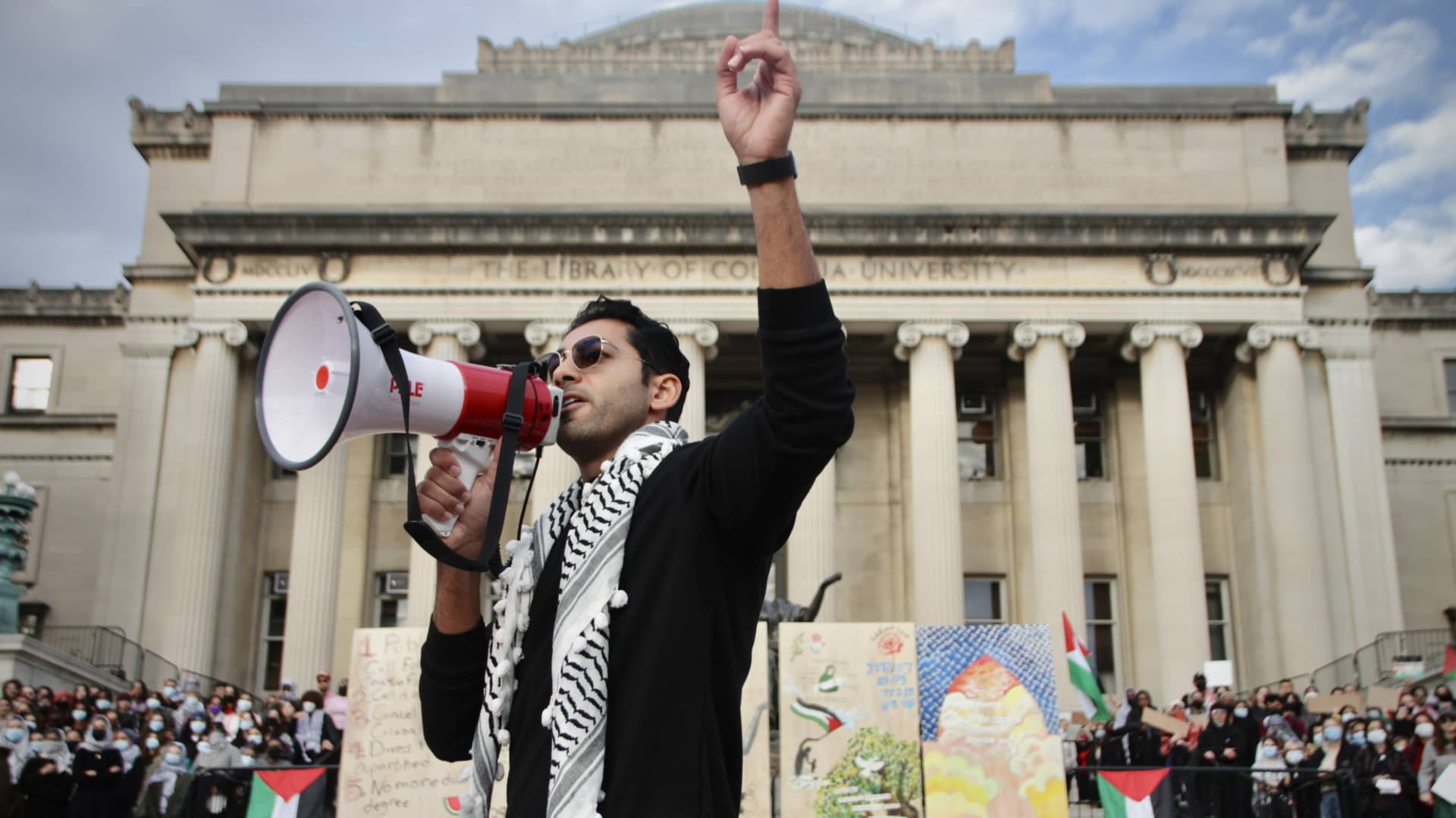 Columbia student Mohsen Mahdawi is freed on bail after judge orders his release from federal custody