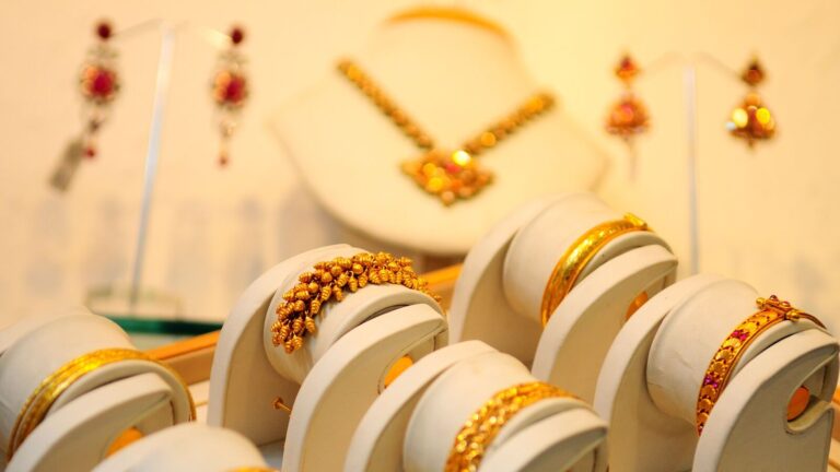 Gold Price Today: Yellow metal slumps by  ₹5,000 from record-high to  ₹94,814 per 10 gram; How to trade on MCX?