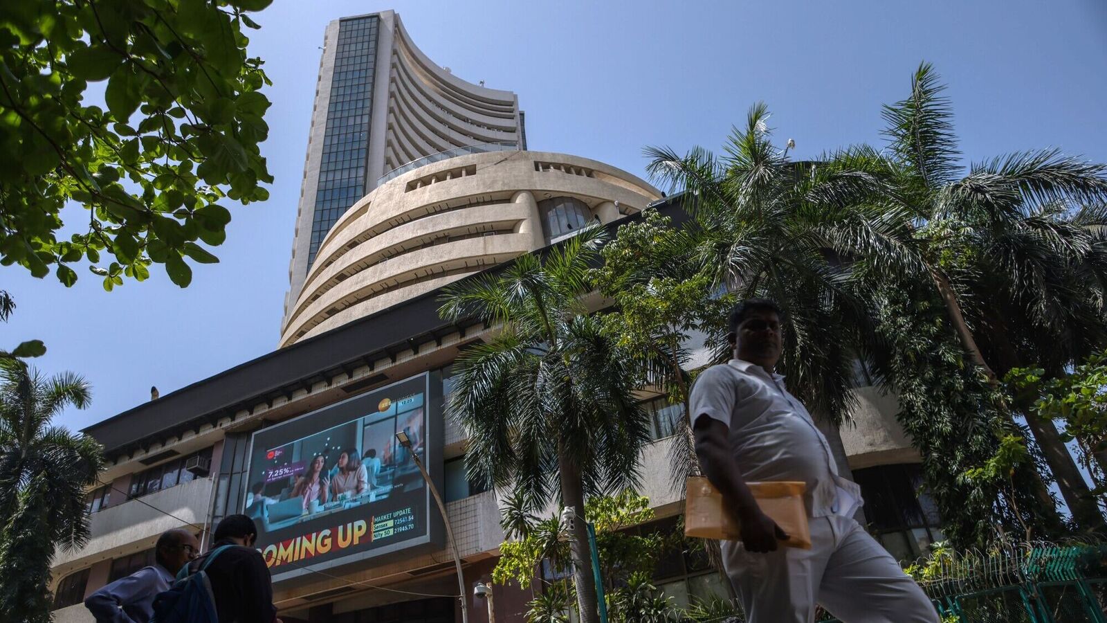 75 stocks hit 52-week highs, 25 stocks at 52-week lows as stock market snaps 7-day winning streak