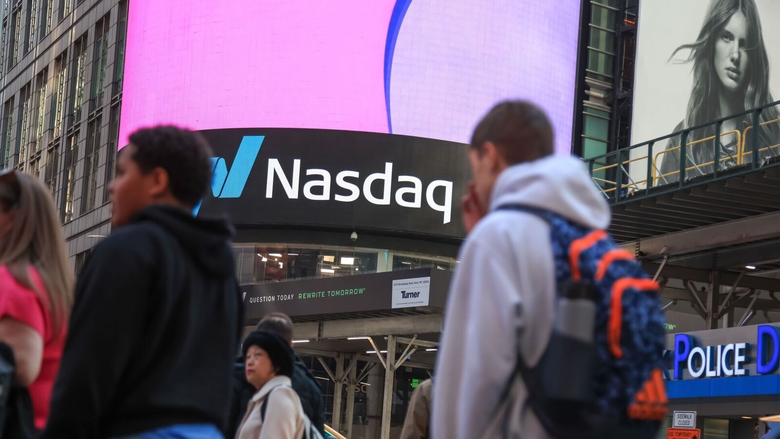 US stock market rises after Donald Trump reveals no intention of firing Fed Chair Jerome Powell