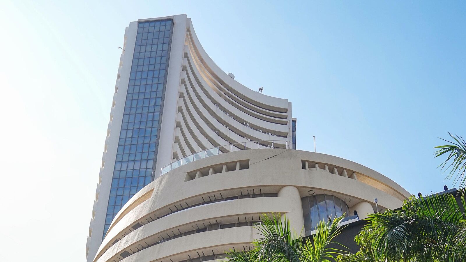 48 stocks hit 52-week lows, 115 stocks at 52-week highs as stock market ends higher for fifth straight session