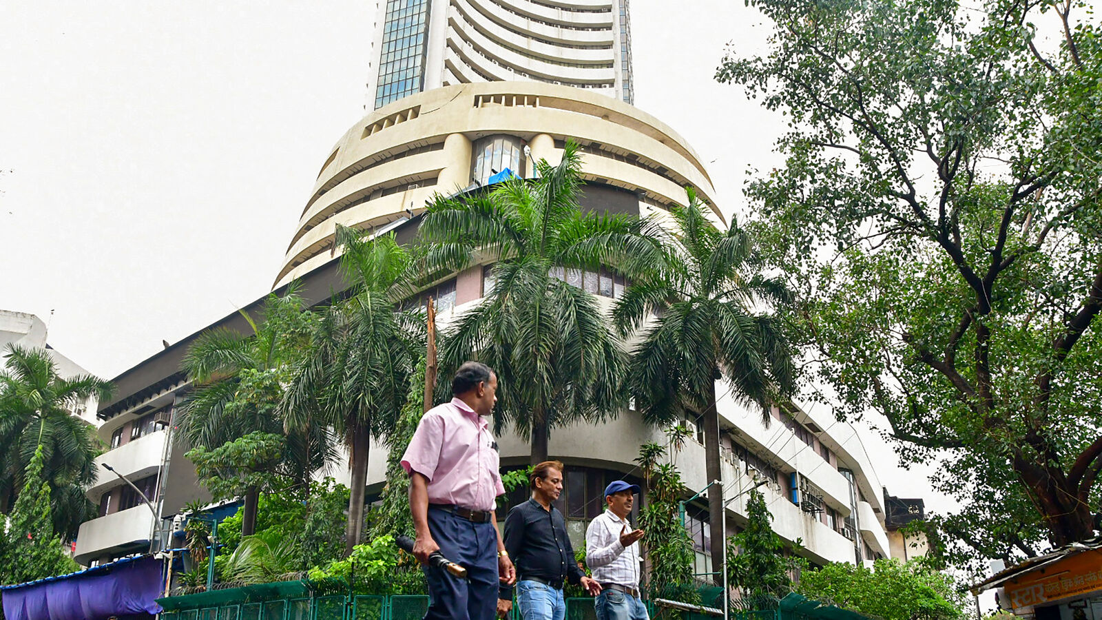 Reliance rally propels Sensex to 4-month peak even as geopolitical risks loom