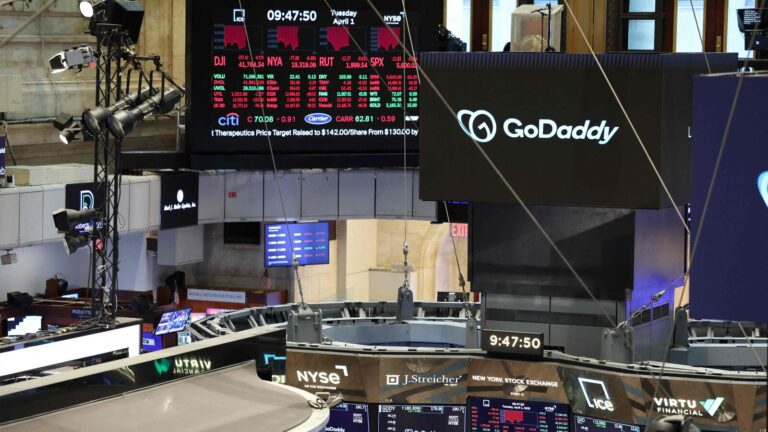 Wall Street today: US stocks mixed ahead of Trump’s ‘Liberation Day’, airline shares dip