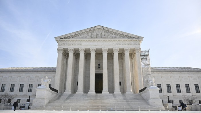 US Supreme Court temporarily halts deportations of migrants