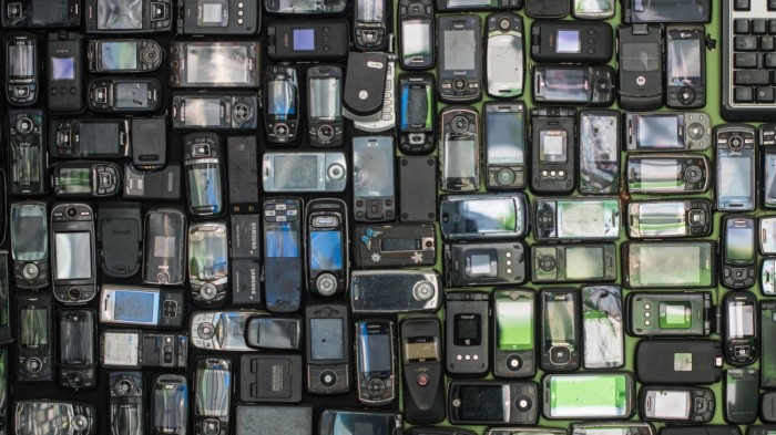 EU issues US-bound staff with burner phones to avoid espionage