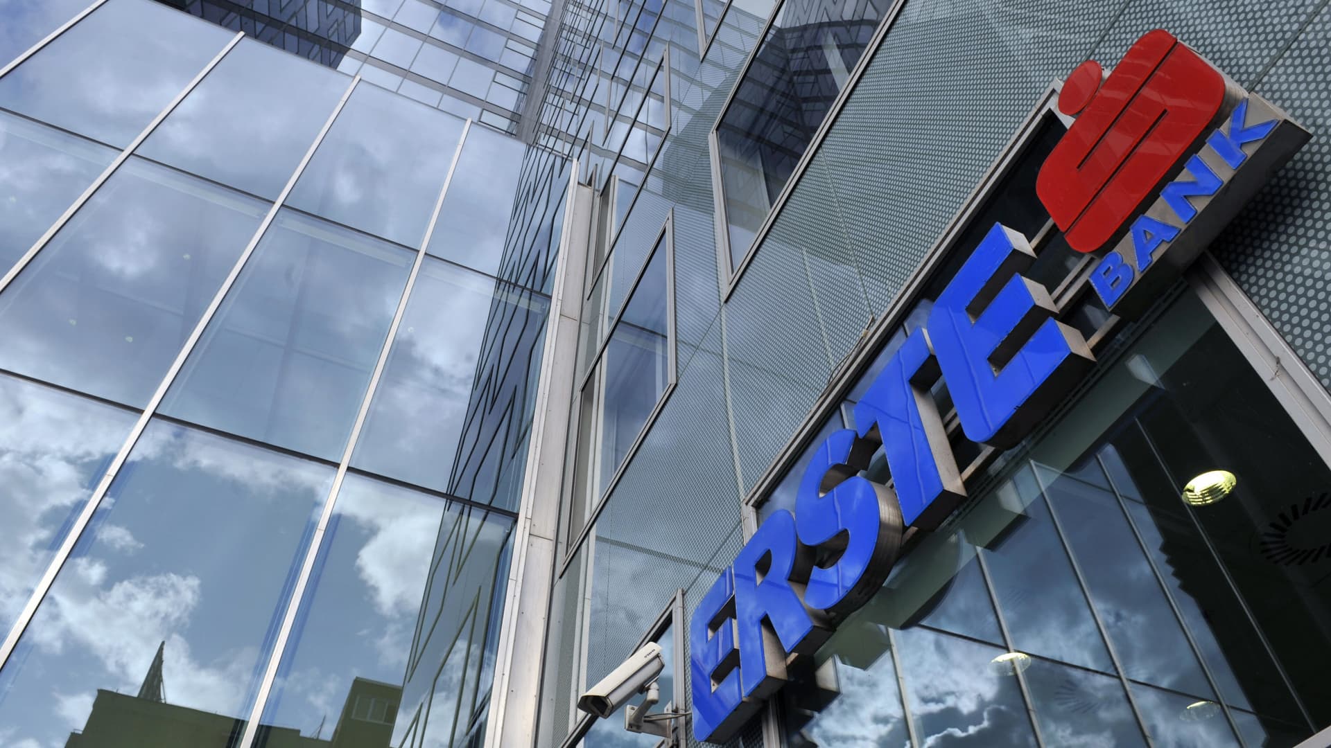 Erste acquires 49% stake in Santander's Polish unit for $7.7 billion