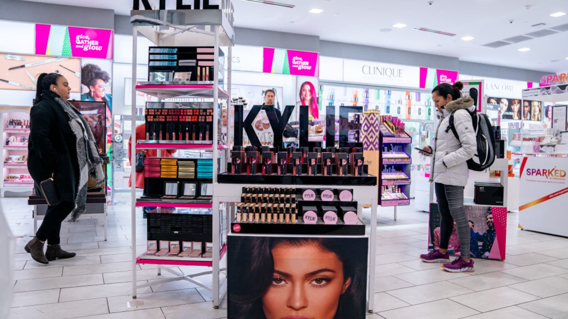 Deutsche Bank steps to the sidelines on this beauty supplier amid tariff concerns