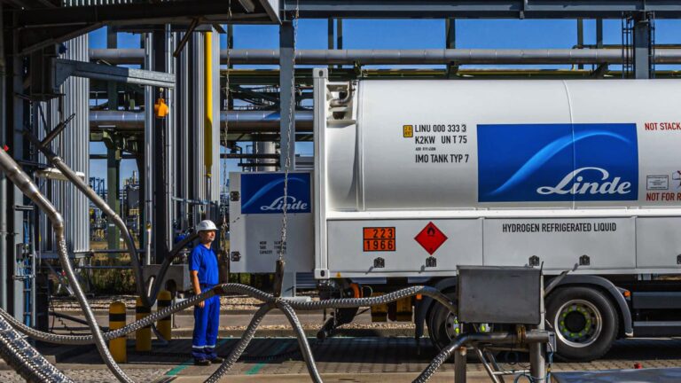 Industrial gas giant Linde keeps its beat streak alive by pulling two key levers