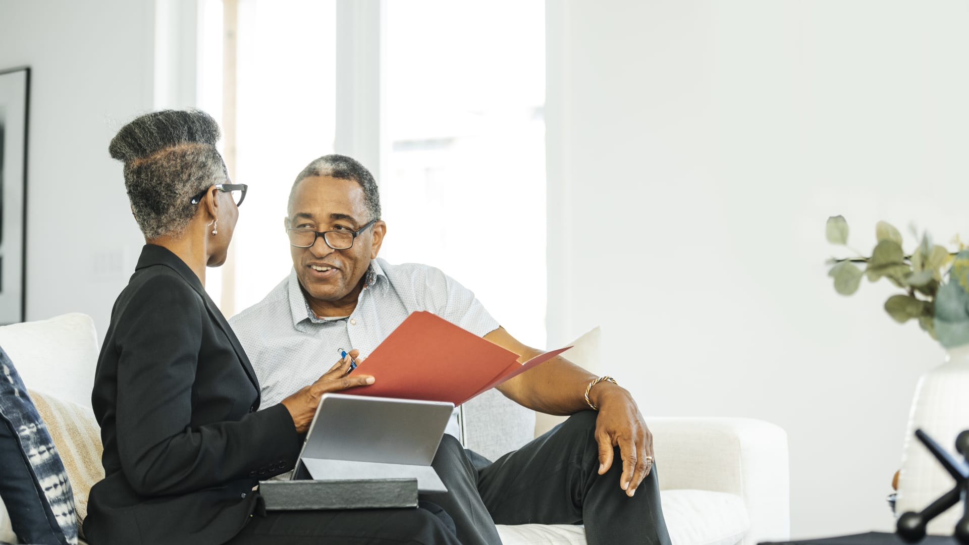 The economy is showing signs of weakening. Here’s what it means for investors hunting yield