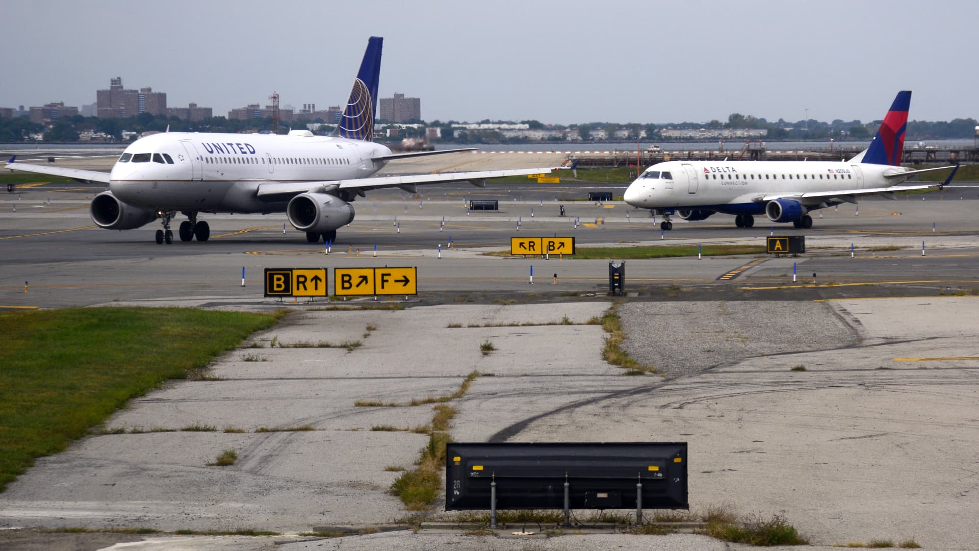 These two U.S. airline stocks are buys and can surge around 30% each, UBS says