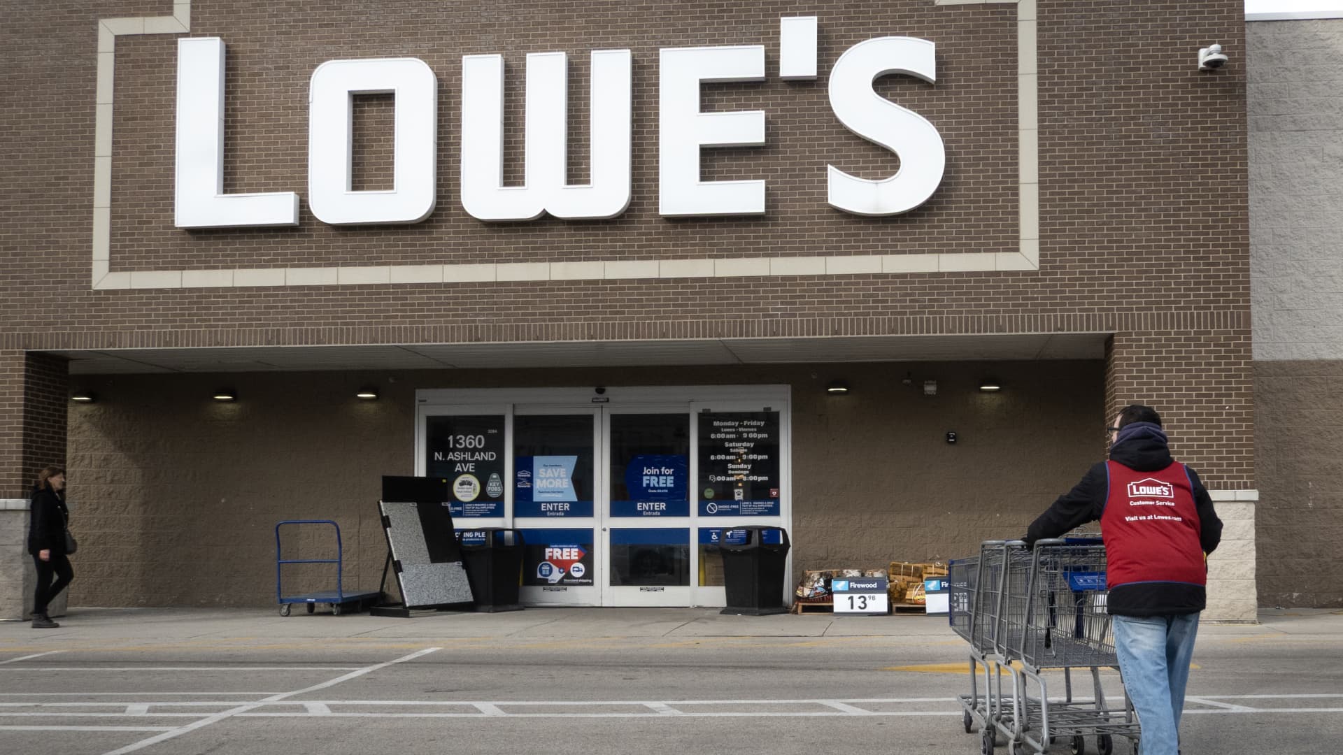 Lowe's sticks by full-year forecast as sales from home professionals boost business