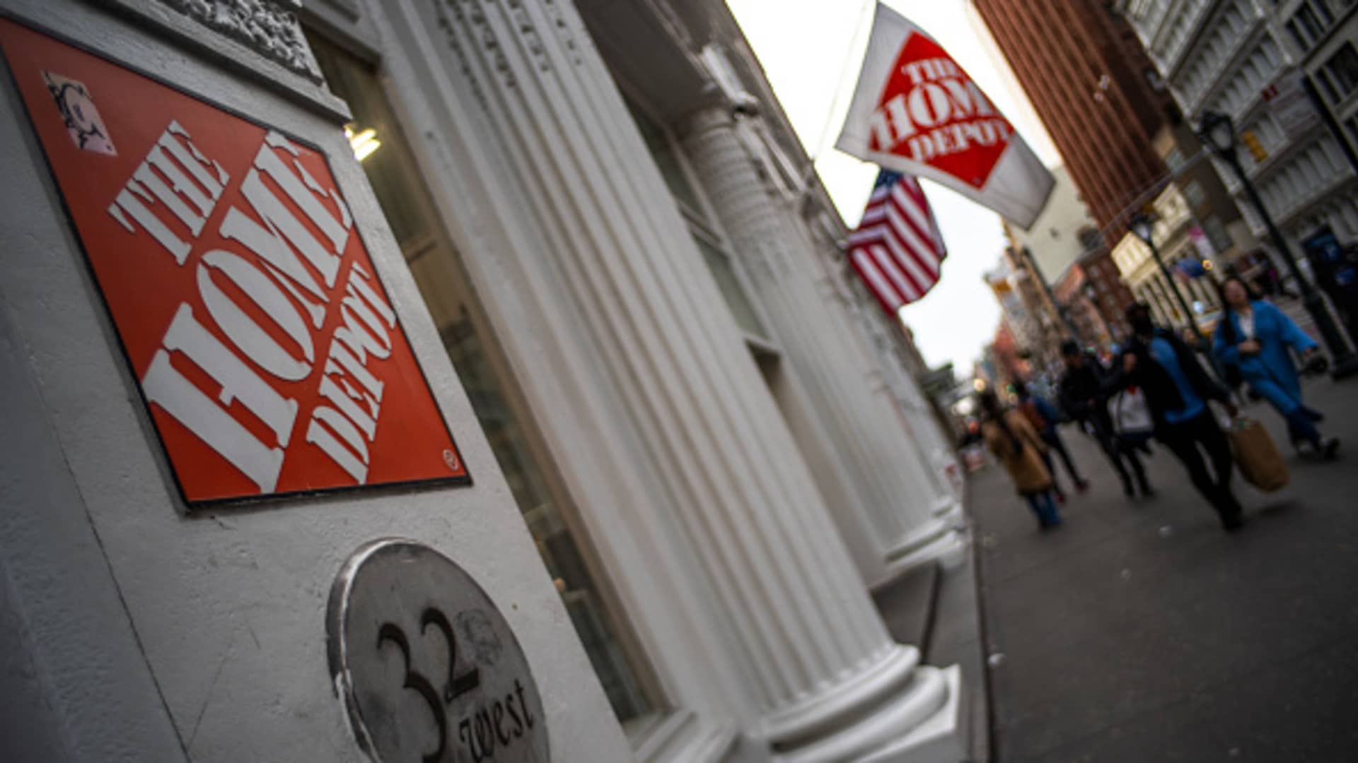 Contractor survey shows tradesmen feel pretty good — an encouraging sign for Home Depot