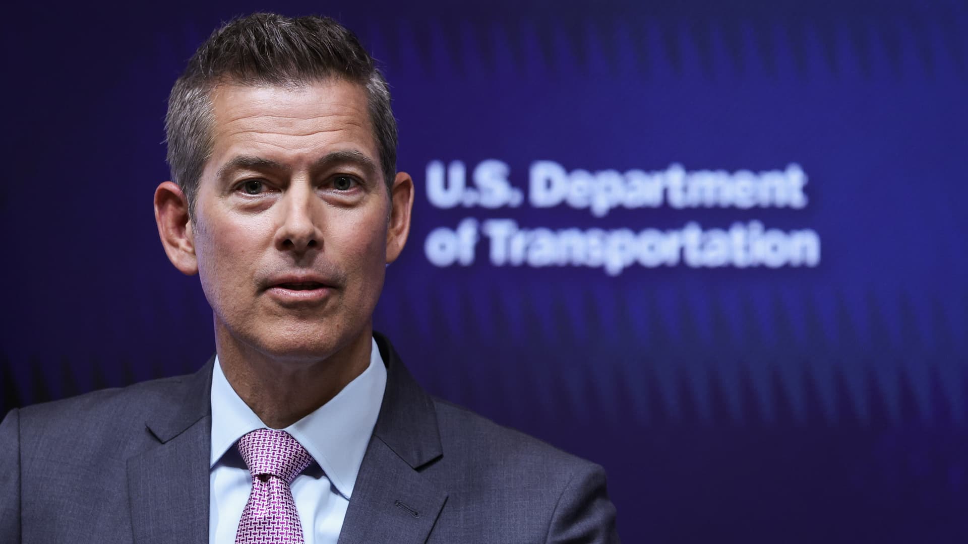 U.S. offers incentives to boost air traffic hiring, retention