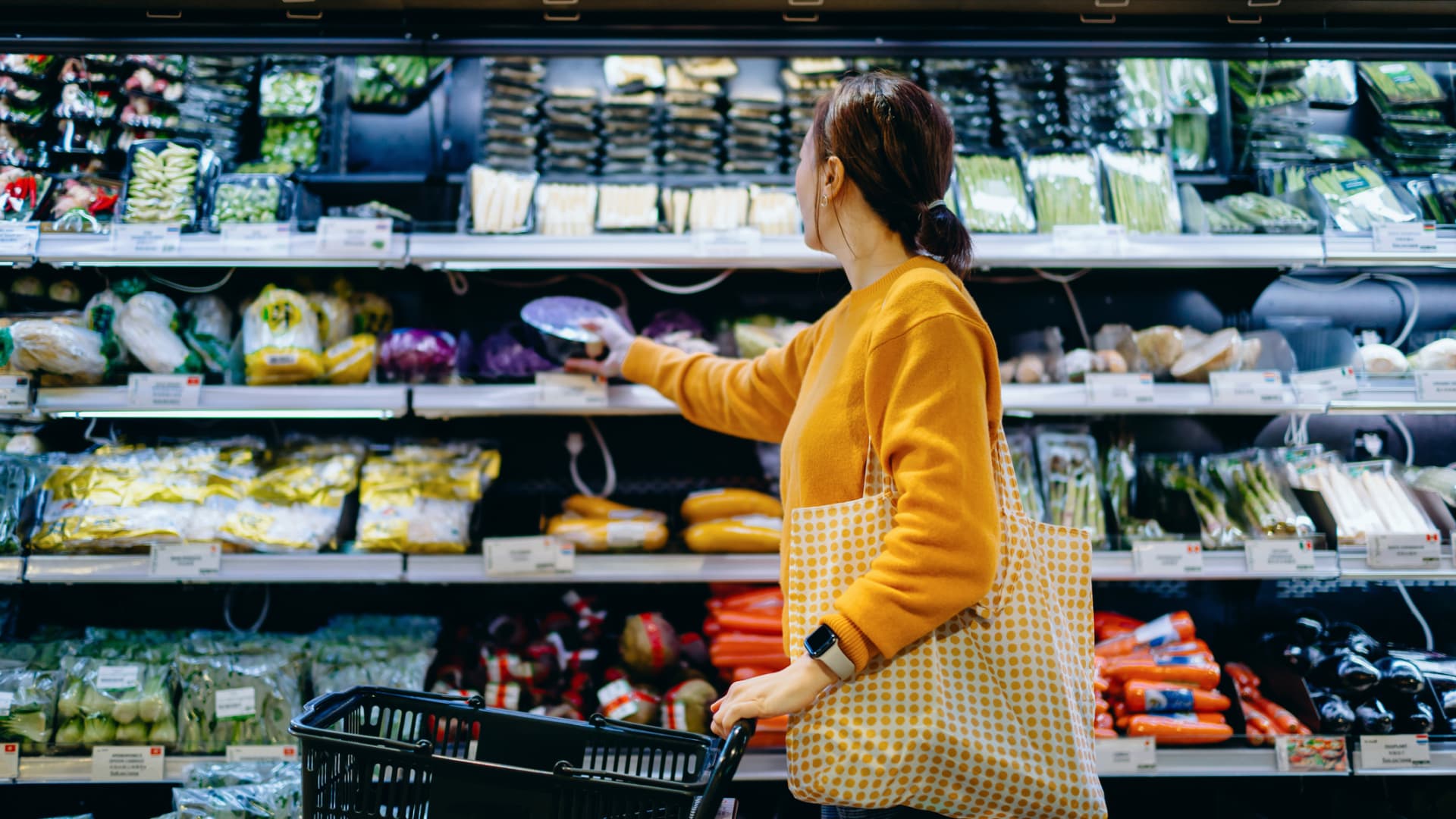 Many Americans are struggling with food price inflation. Here's how to save on groceries