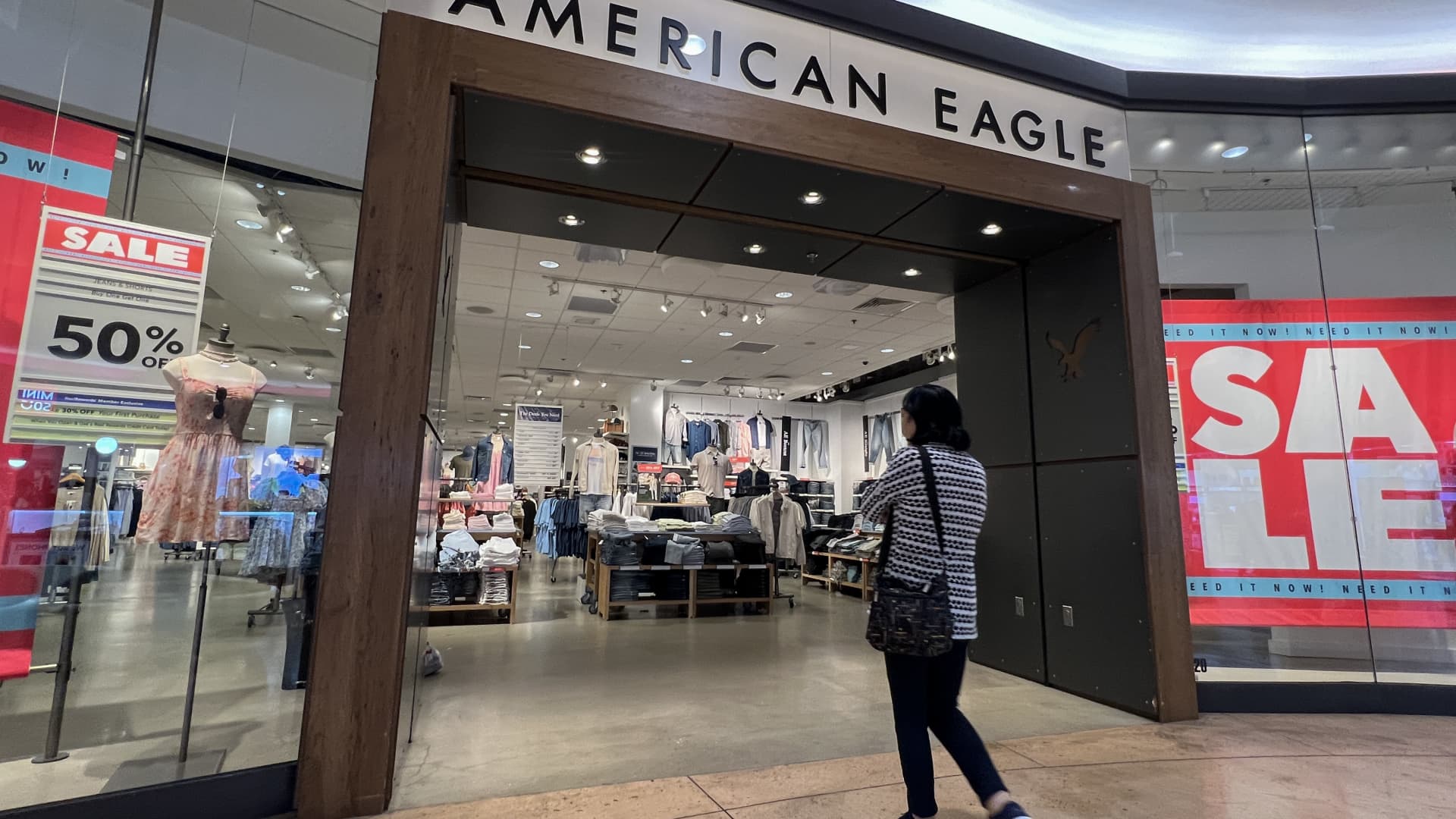 American Eagle shares plunge 17% after it withdraws guidance, writes off $75 million in inventory