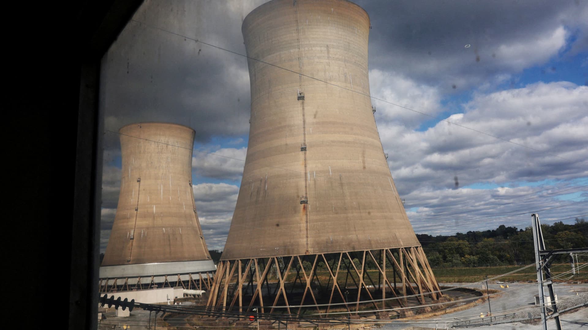 Trump signs orders to overhaul Nuclear Regulatory Commission, speed reactor deployment