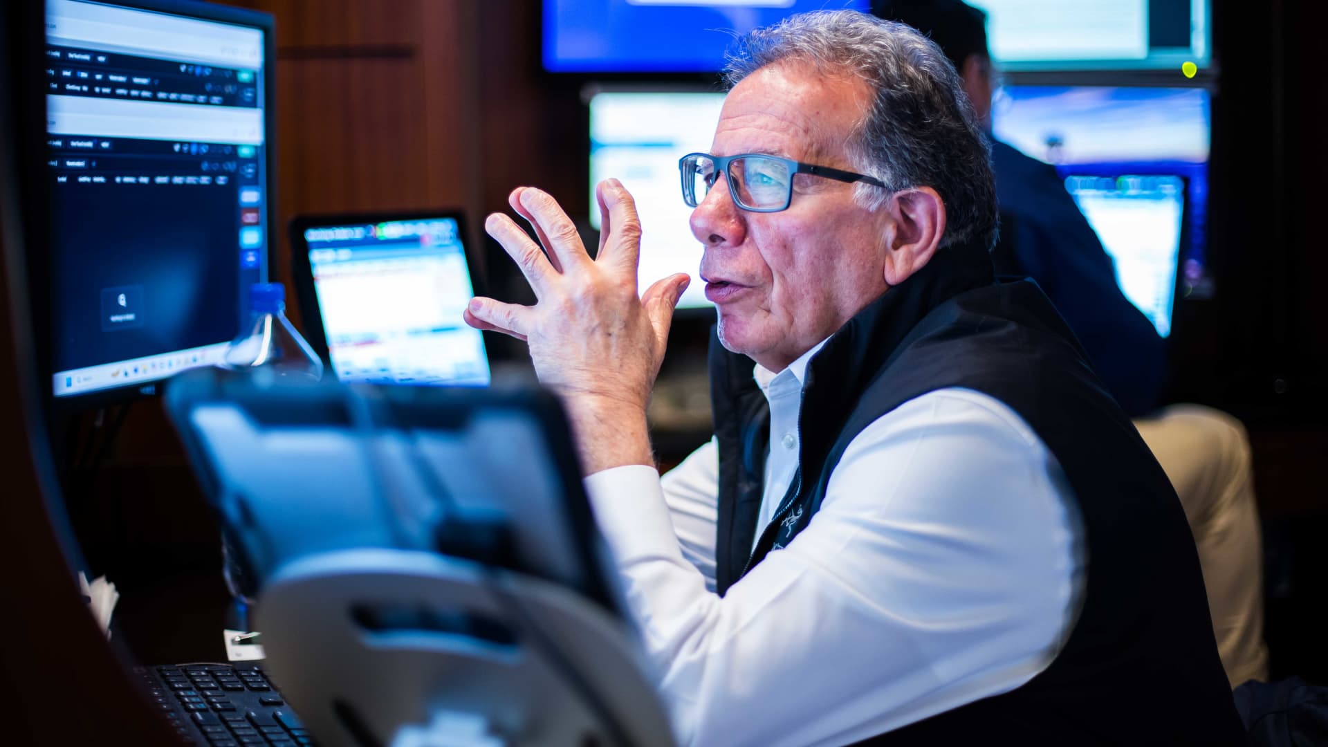 30-year Treasury yield tops 5%, 10-year hits 4.5% on deficit concerns